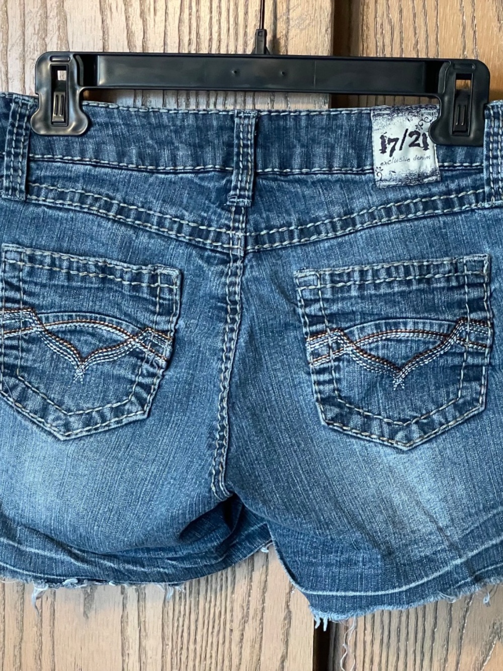 17/21 EXCLUSIVE DENIM BLUE JEAN SHORTS EMBROIDERED POCKETS RAW HEM - Picture 5 of 6